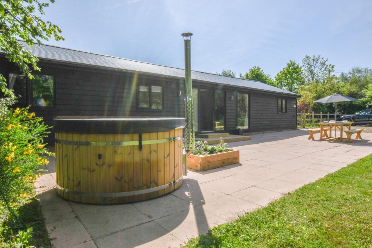 The Piglets Villa Woodbridge Exterior photo